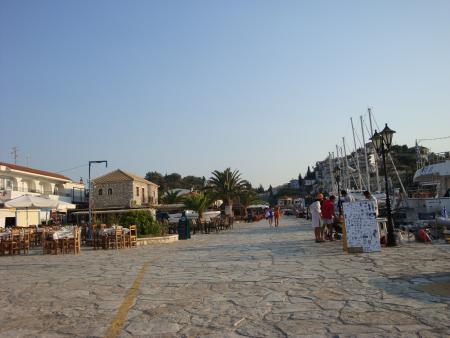 Le port de Sivota, la rue principale 