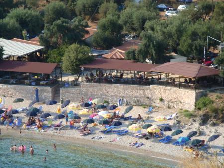 Nous sommes sur le coté gauche de la crique et ce sont les 3 terrasses de Bakolas Beach