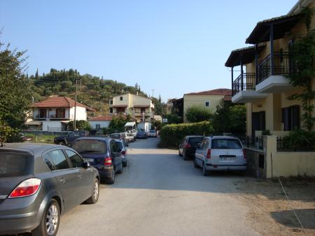 Nous arrivons dans les petites rues de Sivota direction le port