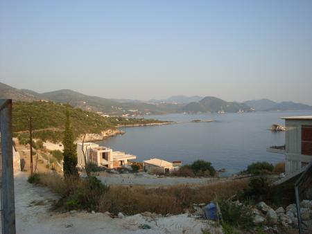 Vous voyez la montagne au fond? C est la crique de Bakolas Beach!