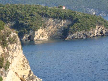Vue de la gauche, une petite plage desserte 